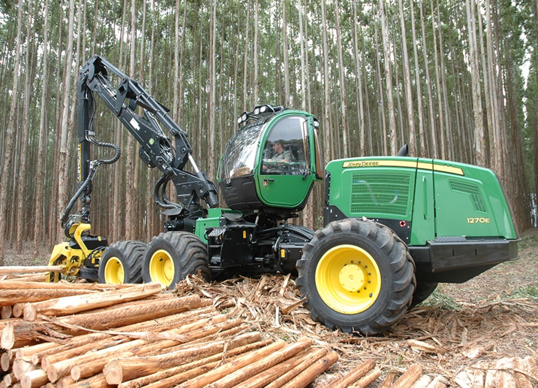 Imagem do Harvester de Pneus 1270E em operação.