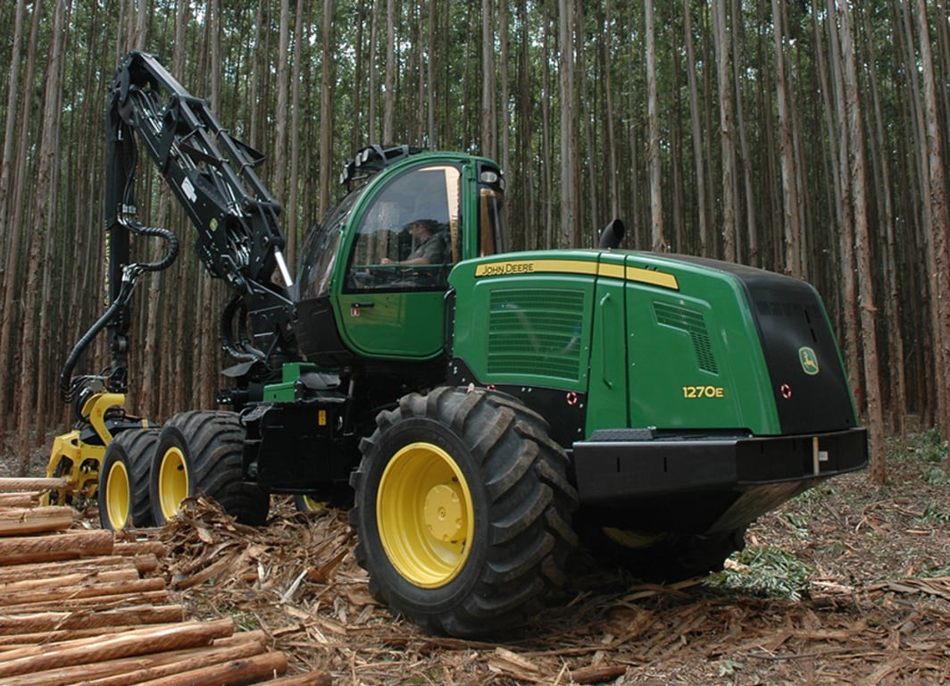 Imagem do Harvester de Pneus 1270E em operação.
