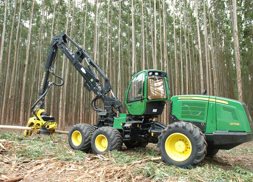 Imagem do Harvester de Pneus 1270E em operação.