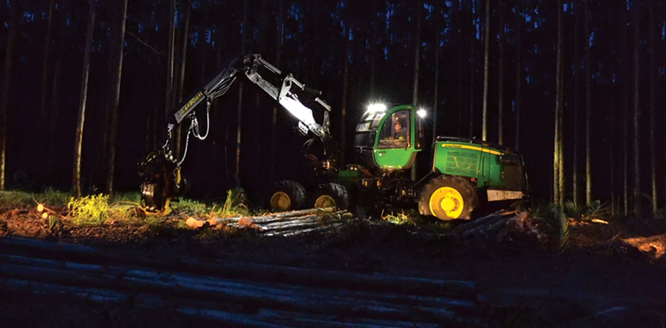 Imagem do Harvester de Pneus 1270E em operação.