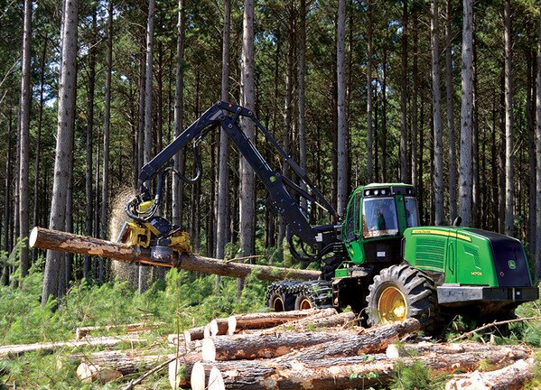 Imagem do Harvester de Pneus 1470E em operação.