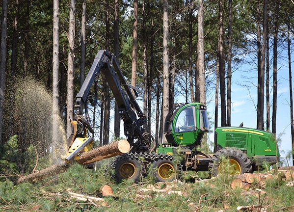 Imagem do Harvester de Pneus 1470E em operação.