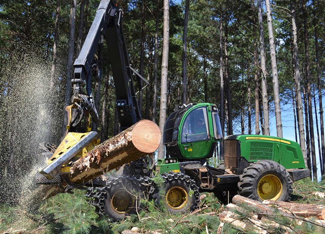Imagem do Harvester de Pneus 1470E em operação.
