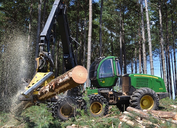 Imagem do Harvester de Pneus 1470E em operação.