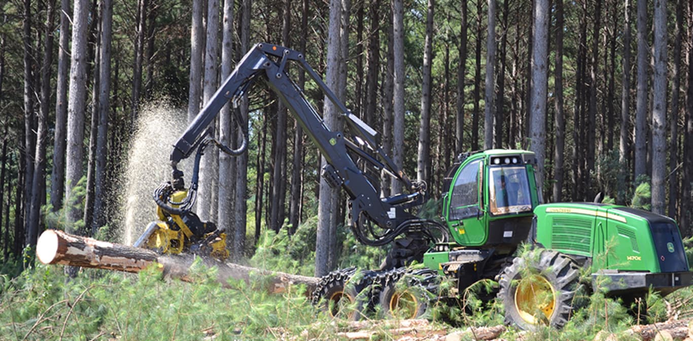 Imagem do Harvester de Pneus 1470E em operação.
