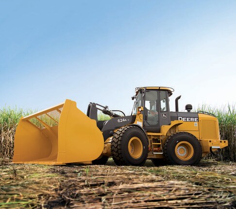 Pá carregadeira 624K-II Cana de Açucar foto no campo com fundo de céu azul